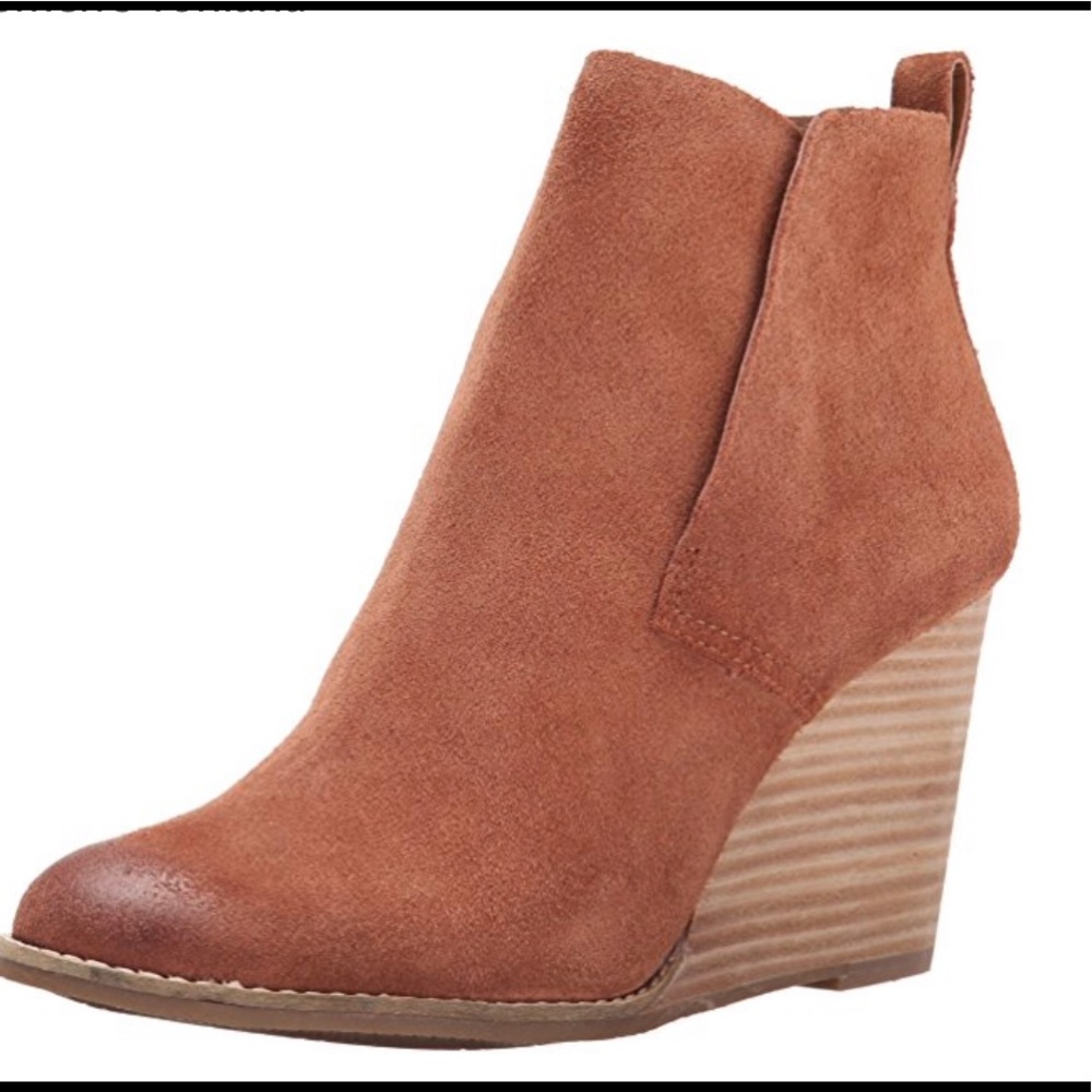 LUCKY BRAND! Suede Wedge in great condition!!